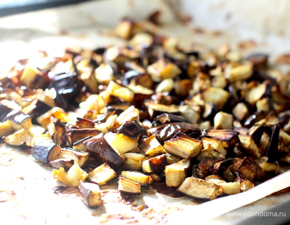 Добавить запеченные баклажаны, поперчить и влить сливки, размешать.