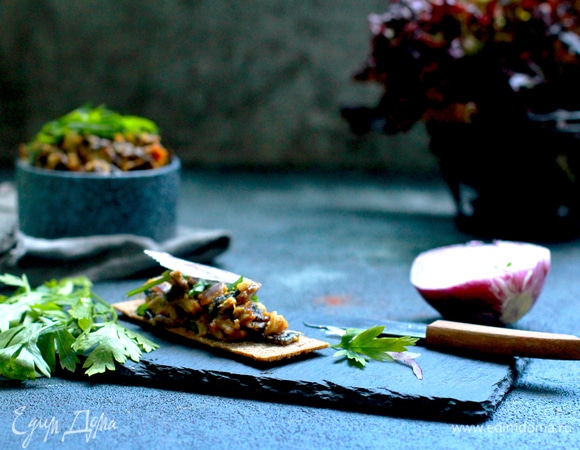 Нарезать кубиками плавленый сыр, добавить в сливочный соус, дать полностью раствориться в сливках.