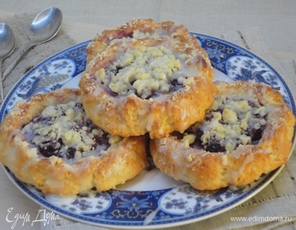 Готовые ватрушки выложить на решетку. По желанию теплые ватрушки украсить сахарной глазурью.