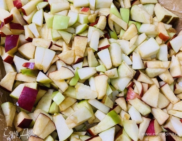 Помыть яблоки, удалить сердцевину. Нарезать яблоки на небольшие кубики.