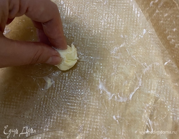 Форму промазать сливочным маслом (5 г).