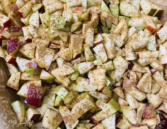 Переложить яблоки в форму. Посыпать корицей. Слегка перемешать.