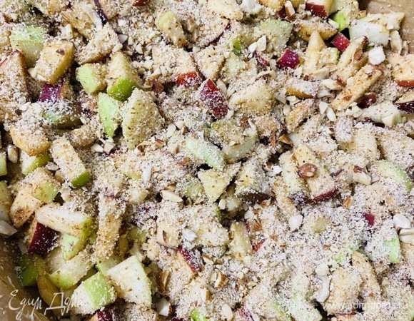 Измельчить миндаль и посыпать им яблоки.