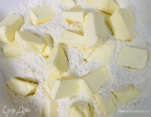 Сахар смешать с мукой. Добавить нарезанное холодное сливочное масло.