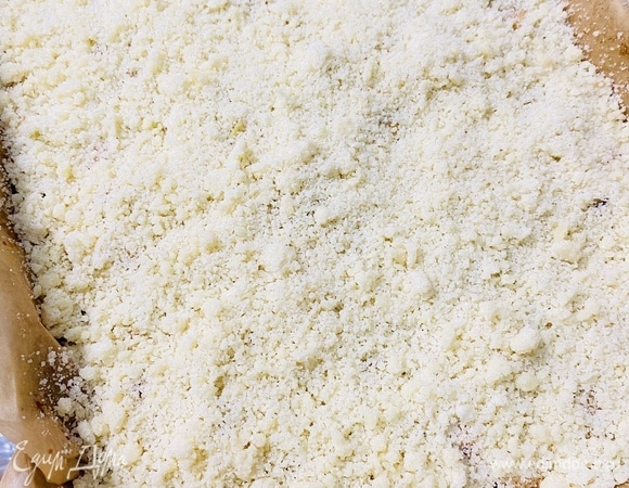 Равномерно посыпать яблоки мучной крошкой.