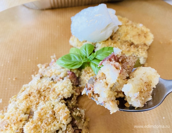 Готовый крамбл можно подавать теплым или остывшим с шариком пломбира.