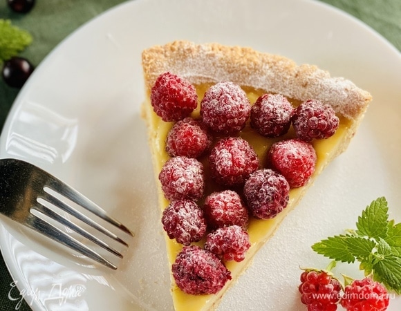 Остывший крем выложить в основу, разровнять, уложить ягоды и отправить в холодильник минимум на 1 час Перед подачей можно посыпать сахарной пудрой.