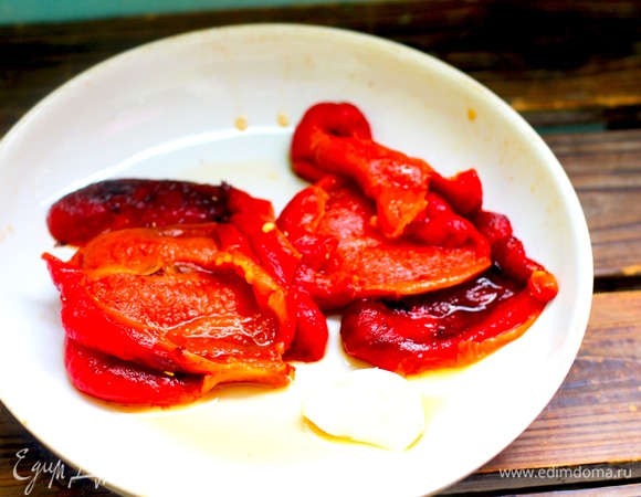 С остывших перцев легко снять тонкую кожицу, плодоножку и семена удалить. Нарезать перец полосками.