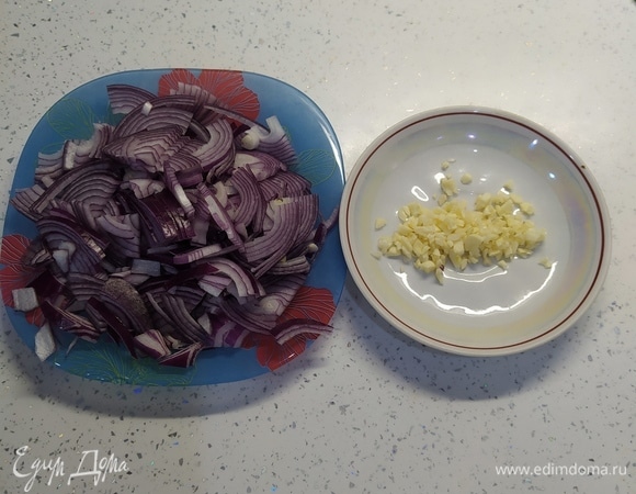 В кастрюле разогреть масло и потушить лук с 1 зубчиком чеснока.