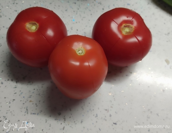 Помидоры обдать кипятком, очистить от кожуры. Натереть на терке или мелко нарезать. Добавить сахар и томатную пасту. Тушить 1–2 минуты.