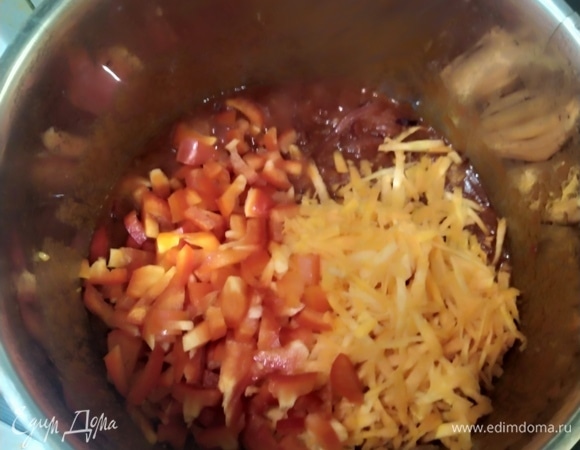 Затем добавить перец и морковь.