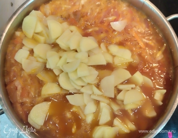 После закипания добавляем картофель. Варим до готовности картофеля.