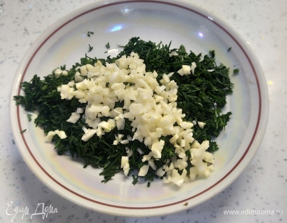 По готовности картофеля добавляем зелень и оставшийся чеснок. Варим 2 минуты.