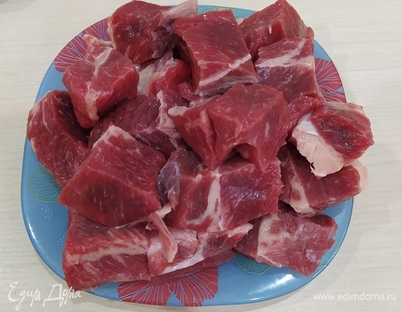 Мясо нарезаем большими кусками и опускаем в воду. Доводим до кипения, снимаем пену с воды.