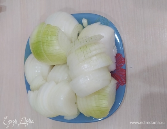 Нарезаем лук полукольцами шириной примерно 0,5 мм.