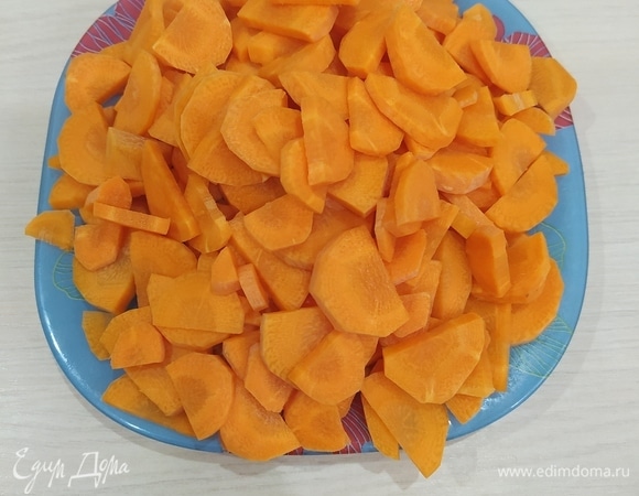 Морковь тоже тонко нарезаем и опускаем вместе с луком в кастрюлю. Томим 1,5 часа на слабом огне.