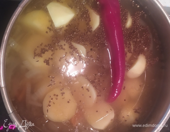 Затем зиру и кориандр чуть обжариваем на сковороде, добавляем в кастрюлю, туда же кладем картофель, перец.