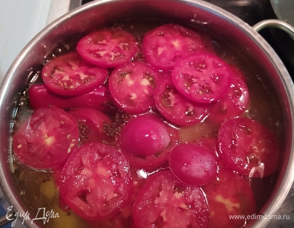 Сверху — помидоры. Варим 20 минут или до готовности картофеля.