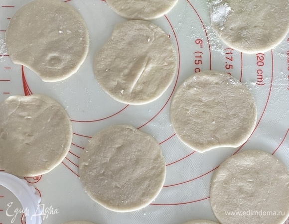 Муку смешать с солью, просеять. Сделать воронку, влить масло и кипяток. Замесить однородное тесто. Месить, пока не перестанет липнуть к рукам. Тесто получается очень эластичное, послушное. Дать тесту полежать «отдохнуть» минут 30–40, я кладу в холодильник, мне так больше нравится.