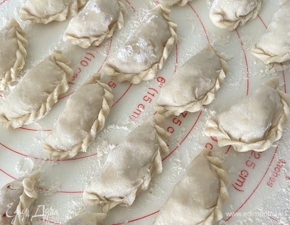 Варить в кипящей подсоленной воде 3 минуты, после того как всплыли.