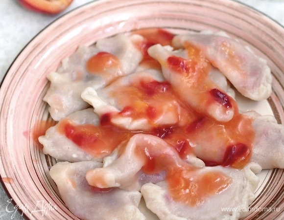 Подаем горячими, полив сливовым соусом. Для соуса в сотейнике с толстым дном на слабом огне прогреть сливу с сахаром. Крахмал развести в холодной воде, добавить к сливе и, постоянно помешивая, проварить до загустения пару минут.