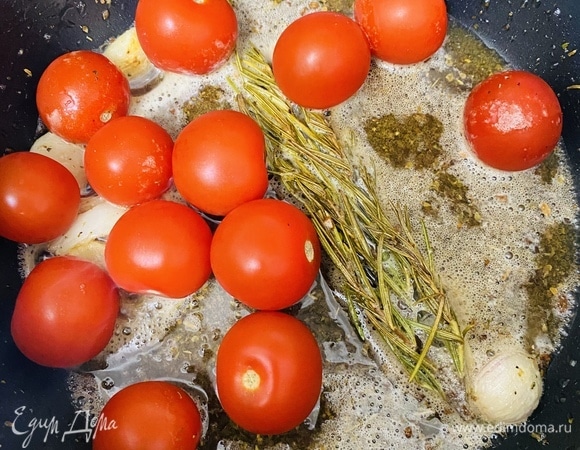 Туда же добавить помидоры.