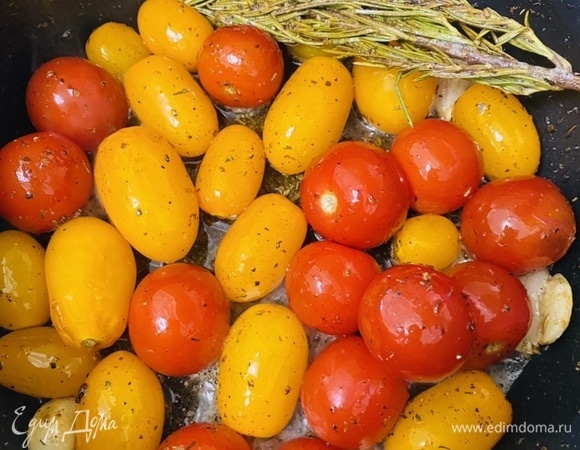 Сверху посыпать травами и солью. Обжарить пару минут со всех сторон.