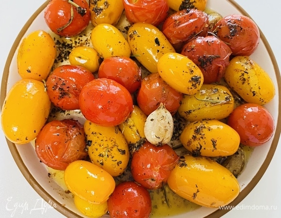 Выложить на тарелку. Посыпать свежемолотым перцем. Полить маслом, на котором обжаривались помидоры.