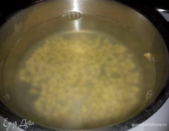 На одну чашку очистите примерно 3 см корня имбиря и мелко нарежьте или натрите. Залейте горячей водой, доведите до кипения и проварите 10 минут на медленном огне.