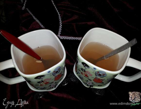 Разлейте по чашкам, процедив через сито. Добавьте мед и лимонный сок по вкусу.