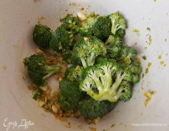 Затем добавьте небольшой кочан брокколи, разделенный на соцветия, и обжарьте еще пару минут.