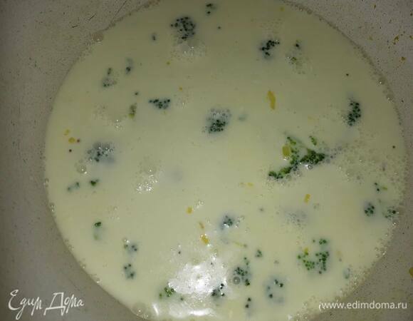 Влейте бульон (можно кубик) и кокосовое молоко. Бульона можно добавить больше или меньше, в зависимости от того, какую вы хотите получить консистенцию. 500 мл бульона дают консистенцию, близкую к супу. Доведите до кипения и проварите 10 минут.
