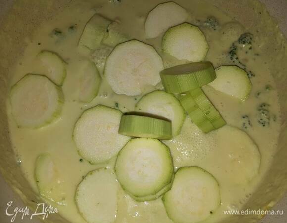Добавьте крупно нарезанные кабачки, доведите до кипения и проварите еще 5 минут.