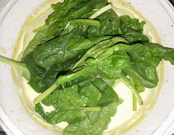 Снимите с огня и добавьте шпинат. Размешайте, затем пюрируйте.