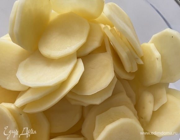 Картофель промыть, обсушить и нарезать на слайсы как можно тоньше. Замочить в холодной воде на 2 часа. Воду слить и очень хорошо просушить заготовки бумажными полотенцами.