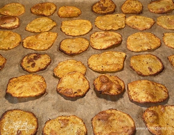 Чем сильнее зажарится, тем более хрустящим будет. Готовые чипсы посолить и сразу подавать. Приятного аппетита!