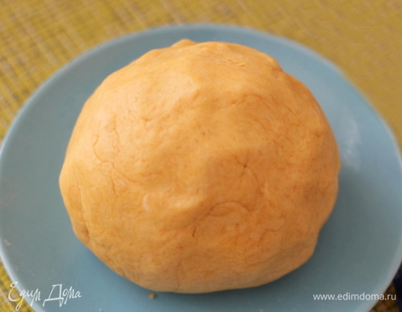 Затем добавить муку (ее может уйти чуть меньше или больше) и замесить мягкое тесто. Тесто не липнет к рукам, очень воздушное и мягкое, не забивайте его мукой сильно. Тесто оборачиваем пищевой пленкой и даем постоять минут 20.