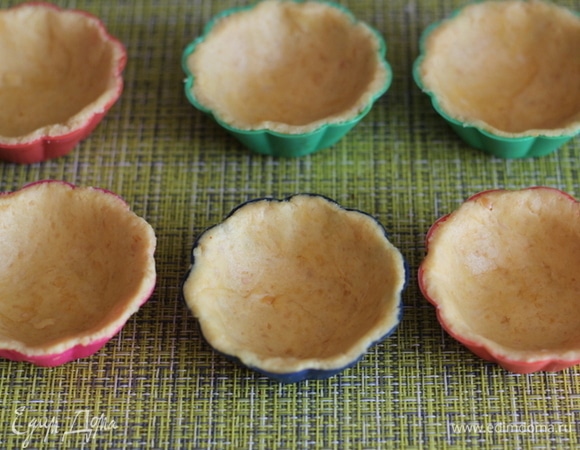Затем разделяем на небольшие шарики, раскатываем и распределяем по форме, смазывать ничем не нужно! Старайтесь делать это равномерно, чтобы тарталетка хорошо пропеклась. Неровные края можно подровнять ножом. Я пробовала делать в силиконовых формочка, в алюминиевой форме с бумажным вкладышем и без него. Тарталетки не прилипают и хорошо вынимаются. Так что можете печь в любых формочках.