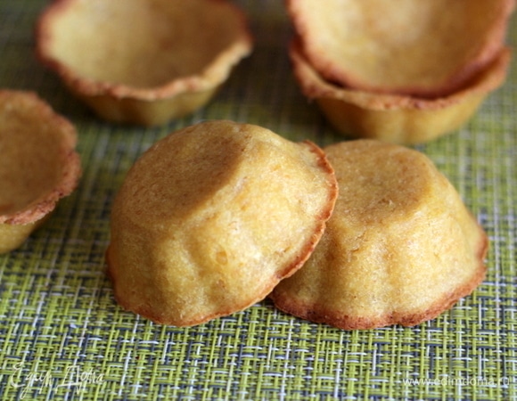Выпекаем в духовке в течение 20–25 минут при температуре 160°C. Ориентируйтесь на свою духовку! Тарталетки должны получиться хустящими! Готовые тарталетки остужаем на решетке.