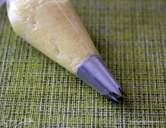 Отвариваем картофель, добавляем молоко и сливочное масло, делаем пюре. Остужаем и перекладываем в кондитерский мешок с любой фигурной насадкой.