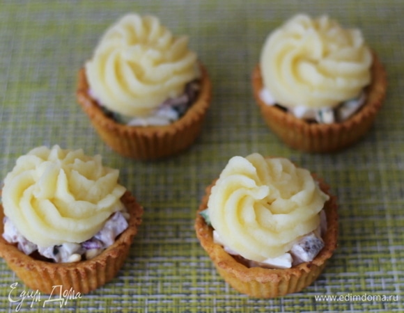 Сверху отсаживаем пюре и украшаем по вкусу.