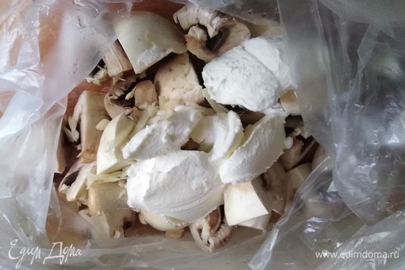 Крупные грибы нарезать на 4 части, мелкие оставить целиковыми или разрезать пополам. Выложить в полиэтиленовый пакет, добавить сметану, измельченный чеснок.