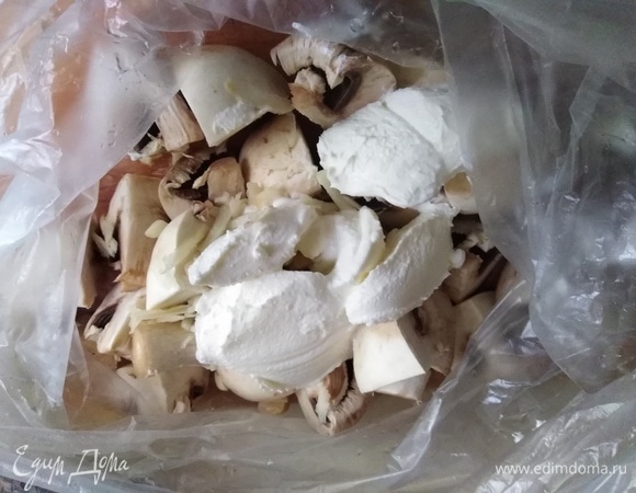 Крупные грибы нарезать на 4 части, мелкие оставить целиковыми или разрезать пополам. Выложить в полиэтиленовый пакет, добавить сметану, измельченный чеснок.
