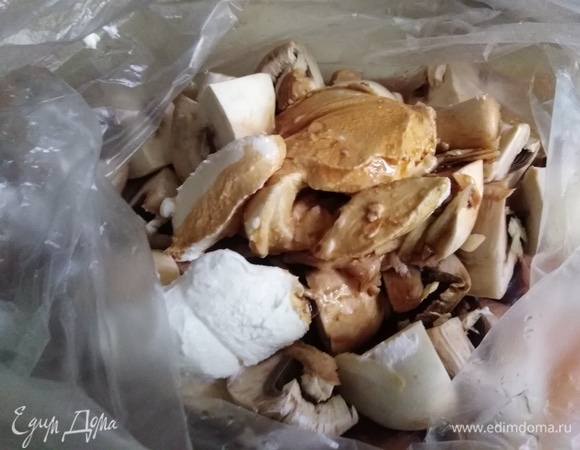 Влить соевый соус и растительное масло.