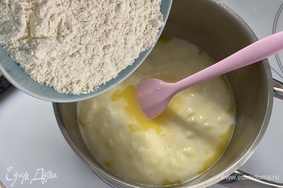 Тесто. Муку, сахар и соль просеять в миску. Масло, молоко и воду нагревать, пока масло не растает.