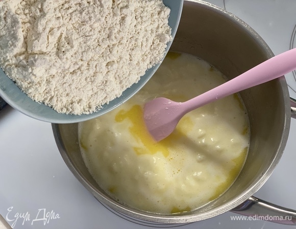 Тесто. Муку, сахар и соль просеять в миску. Масло, молоко и воду нагревать, пока масло не растает.