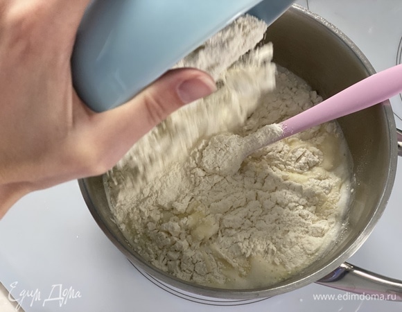 Как только смесь закипит, одним движением всыпать всю муку.