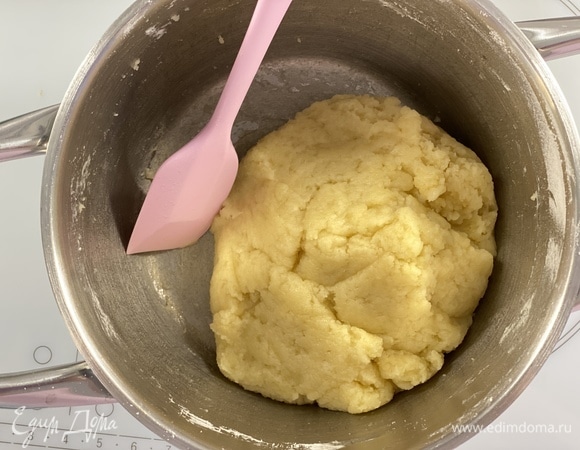 Тщательно перемешать до однородности. Помешивать на медленном огне, пока тесто не начнет отставать от посуды и не образует ком.