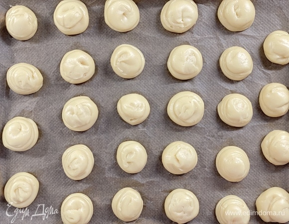 Переложить тесто в кондитерский мешок, отсадить одинакового размера профитроли. Выпекать около 20 минут при 200°C.
