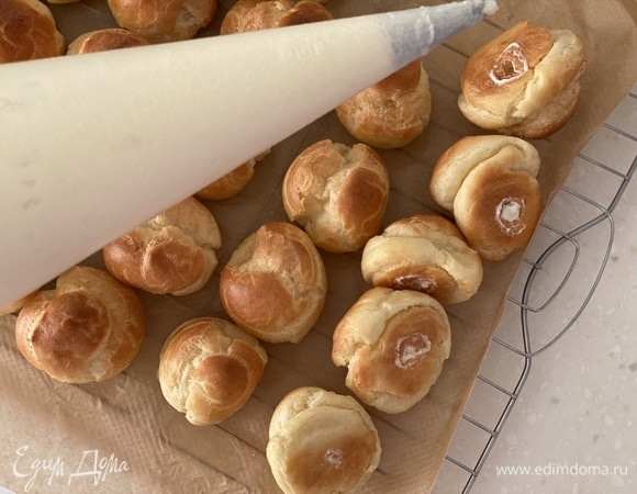 Переложить готовый крем в кондитерский мешок. И наполнить каждый профитроль.